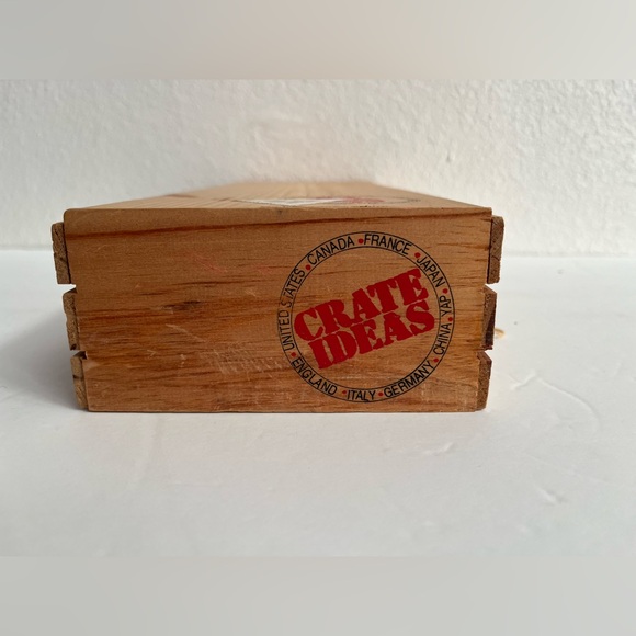 3 CERAMIC ORNAMENTS IN A WOODEN CRATE - Picture 6 of 8